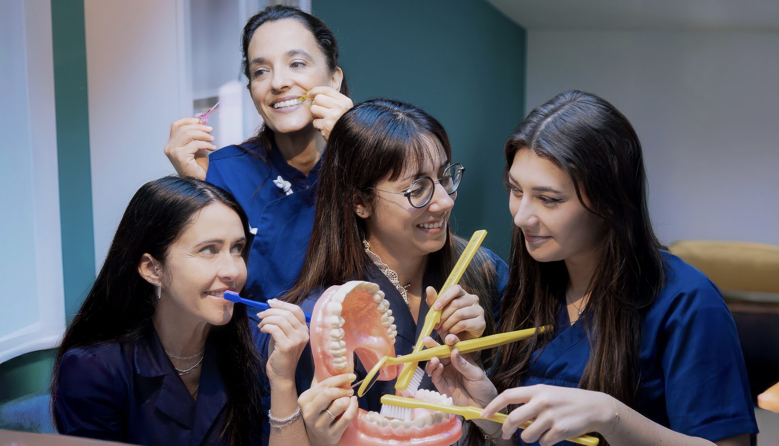 L'équipe en Salle de soin de prévention dentaire du Dr Ronchini, dentiste sur Carbonne au sud de Toulouse spécialisée dans la parodontie (méthode Bonner), l'implantologie et l'orthodontie.